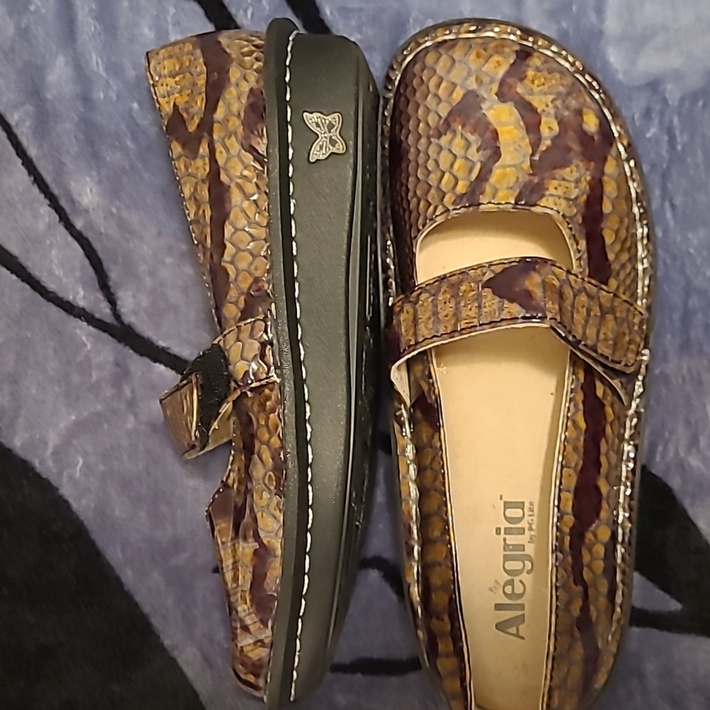 🦋Snakeskin Print Shoes 🦋